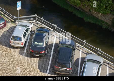 Öffentlicher Parkplatz am Fluss Tepla im Stadtzentrum von Karlsbad in Tschechien von oben gesehen Stockfoto