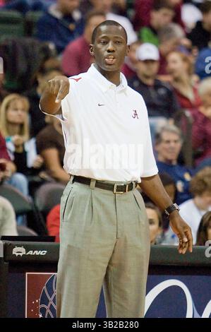 27. November 2009: Lake Buena Vista, FL, Vereinigte Staaten von Amerika - 27. November 2009: Alabama-Cheftrainer Anthony Grant während des Spiels beim Old Spice Classic zwischen Alabama Crimson Tide und den Florida State Seminoles. Florida State besiegte Alabama 60–51 im Disney Wide World of Sports Milk House in Lake Buena Vista, FL. (Bild: © Romeo Guzman/Cal Sport Media/ZUMApress.com) Stockfoto
