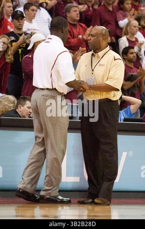27. November 2009 – Lake Buena Vista, FL, USA – 27. November 2009: Der Chef des Bundesstaates Florida wird von Alabama-Cheftrainer Anthony Grant während der Action beim Old Spice Classic zwischen Alabama Crimson Tide und den Florida State Seminoles gratuliert. Florida State besiegte Alabama 60–51 im Disney Wide World of Sports Milk House in Lake Buena Vista, FL. (Bild: © Romeo Guzman/Cal Sport Media/ZUMApress.com) Stockfoto
