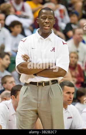 27. November 2009: Lake Buena Vista, FL, Vereinigte Staaten von Amerika - 27. November 2009: Alabama-Cheftrainer Anthony Grant während des Spiels beim Old Spice Classic zwischen Alabama Crimson Tide und den Florida State Seminoles. Florida State besiegte Alabama 60–51 im Disney Wide World of Sports Milk House in Lake Buena Vista, FL. (Bild: © Romeo Guzman/Cal Sport Media/ZUMApress.com) Stockfoto