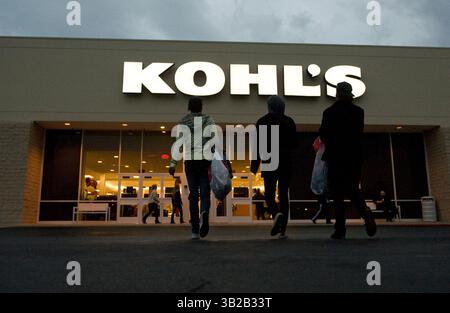 27. November 2009 - Sacramento, Kalifornien, USA - Sacramento-Käufer profitieren vom Black Friday-Verkauf am frühen Morgen bei den großen Einzelhändlern, darunter Kohl's The Day After Thanksgiving am Freitag, den 27. November 2009. (Bild: © Sacramento Bee/ZUMApress.com) Stockfoto