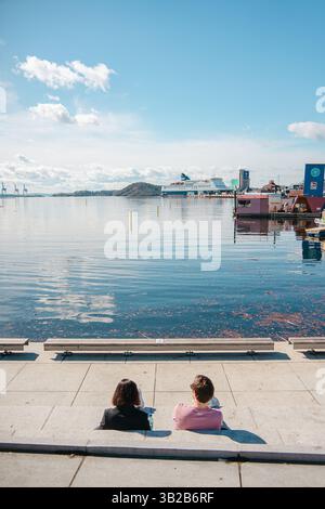Oslo, Norwegen - 13. April 2024: Menschen wandern und entspannen im Hafen von Oslo Stockfoto