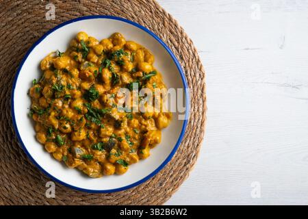 Kichererbsencurry mit Auberginen und Gemüse. Tisch mit Blick von oben mit weihnachtsdekoration. Stockfoto