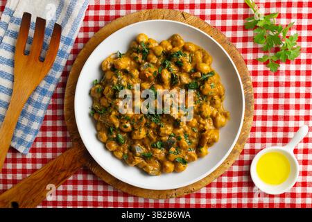 Kichererbsencurry mit Auberginen und Gemüse. Tisch mit Blick von oben mit weihnachtsdekoration. Stockfoto