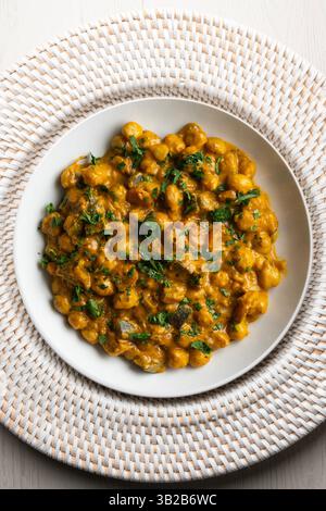 Kichererbsencurry mit Auberginen und Gemüse. Tisch mit Blick von oben mit weihnachtsdekoration. Stockfoto