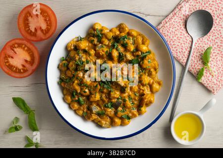 Kichererbsencurry mit Auberginen und Gemüse. Tisch mit Blick von oben mit weihnachtsdekoration. Stockfoto