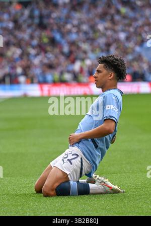 Wembley Stadium, London, Großbritannien. April 2025. FA Cup Halbfinale Fußball, Nottingham Forest gegen Manchester City; Ricco Lewis aus Manchester City feiert ein Tor in der 3. Minute für 1-0 Credit: Action Plus Sports/Alamy Live News Stockfoto