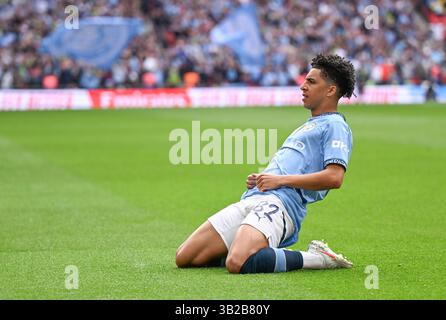 Wembley Stadium, London, Großbritannien. April 2025. FA Cup Halbfinale Fußball, Nottingham Forest gegen Manchester City; Ricco Lewis aus Manchester City feiert ein Tor in der 3. Minute für 1-0 Credit: Action Plus Sports/Alamy Live News Stockfoto