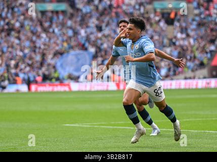 Wembley Stadium, London, Großbritannien. April 2025. FA Cup Halbfinale Fußball, Nottingham Forest gegen Manchester City; Ricco Lewis aus Manchester City feiert ein Tor in der 3. Minute für 1-0 Credit: Action Plus Sports/Alamy Live News Stockfoto