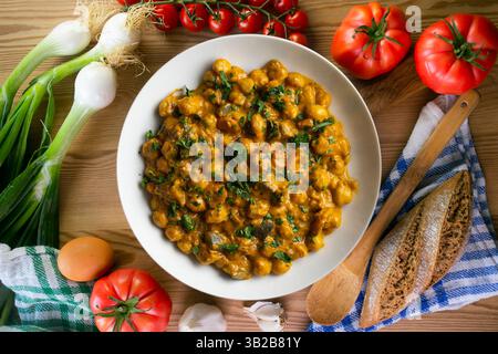 Kichererbsencurry mit Auberginen und Gemüse. Tisch mit Blick von oben mit weihnachtsdekoration. Stockfoto
