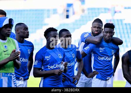 Genk, Belgien. April 2025. Genks Tolu Toluwalase Arokodare und Genks Ibrahima Bangoura sehen nach einem Fußballspiel zwischen KRC Genk und Royal Antwerp FC am Sonntag, den 27. April 2025, in Genk, am 6. Tag (von 10) der Champions-Play-offs der ersten Liga der Jupiler Pro League 2024-2025 in der belgischen Meisterschaft, aus. BELGA FOTO JOHAN EYCKENS Credit: Belga News Agency/Alamy Live News Stockfoto