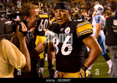 10. September 2009: Pittsburgh Steelers Wide Receiver Hines Ward #86 wurde von ESPN Merrill Hoge, einem ehemaligen Steeler, nach dem NFL-Spiel zwischen den Tennessee Titans und den Pittsburgh Steelers im Heinz Field in Pittsburgh, Pennsylvania interviewt. Die Steelers schlugen die Titans, 13-10 in Überstunden. (Bild: © Chris Szagola/Cal Sport Media/ZUMA Press) Stockfoto