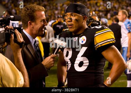 10. September 2009: Pittsburgh Steelers Wide Receiver Hines Ward #86 wurde von ESPN Merrill Hoge, einem ehemaligen Steeler, nach dem NFL-Spiel zwischen den Tennessee Titans und den Pittsburgh Steelers im Heinz Field in Pittsburgh, Pennsylvania interviewt. Die Steelers schlugen die Titans, 13-10 in Überstunden. (Bild: © Chris Szagola/Cal Sport Media/ZUMA Press) Stockfoto