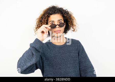Porträt eines jungen Mannes aus dem Mittleren Osten mit lockigem Haar, der eine Sonnenbrille trägt Stockfoto