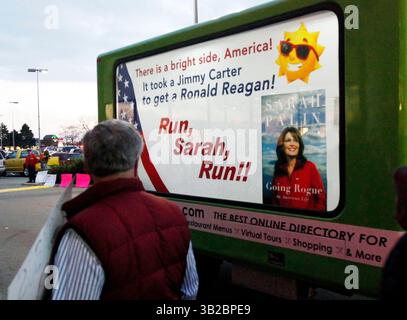 November 2009 – Dublin, Ohio, USA – Ein Truck fährt mit einer Werbetafel der ehemaligen Alaska-Regierung Sarah Palin vorbei, bevor er bei Borders Books Ein Buch signiert. (Kreditbild: © Terry Gilliam/ZUMA Press) Stockfoto