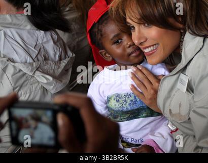 21. November 2009 - Johannesburg, Südafrika - Miss World 2009 Teilnehmer besuchen die berühmte südafrikanische Township Soweto, während der Miss Venezuela, MARELISA GIBSON VILLEGAS, ihr Foto mit der 2-jährigen TIMA aus Orlando East während der Enthüllung des Orlando West Parks machen lässt. Der Miss World Contest findet am 12. Dezember 2009 in Johannesburg statt. (Bild: © Kevin Sutherland/ZUMApress.com) Stockfoto