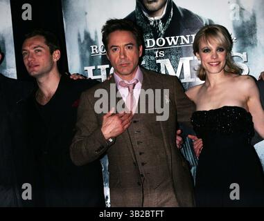 Dezember 2009 - New York, New York, Vereinigte Staaten - JUDE LAW, ROBERT DOWNEY JR. RACHEL MCADAMS kommt am 17. Dezember 2009 zur Premiere von Sherlock Holmes in der Alice Tully Hall im Lincoln Center in New York. .. / Photos, Inc..K63947SN (Kreditbild: © Sharon Neetles/Globe photos/ZUMApress.com) Stockfoto