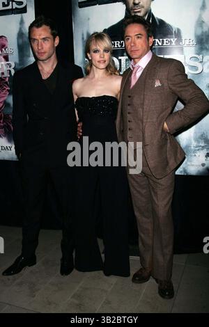 Dezember 2009 - New York, New York, Vereinigte Staaten - JUDE LAW, RACHEL MCADAMS UND ROBERT DOWNEY JR. Kommen Sie für die Premiere von „Sherlock Holmes“ in der Alice Tully Hall im Lincoln Center in New York am 17. Dezember 2009 an. .. / Photos, Inc..K63947SN (Kreditbild: © Sharon Neetles/Globe photos/ZUMApress.com) Stockfoto
