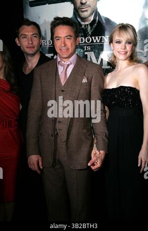 17. Dezember 2009 – New York, New York, USA – ROBERT DOWNEY JR., JUDE LAW UND RACHEL MCADAMS kommen am 17. Dezember 2009 zur Premiere von Sherlock Holmes in der Alice Tully Hall im Lincoln Center in New York. .. / Photos, Inc..K63947SN (Kreditbild: © Sharon Neetles/Globe photos/ZUMApress.com) Stockfoto