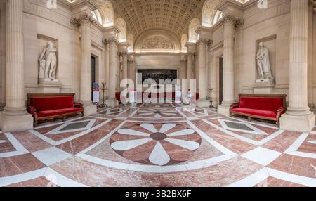 Paris, 24. April 2025: Blick auf den Salon Casimir-Perier und die Bronze zum hundertsten Jahrestag der Revolution von Aimé-Jules Dalou im Norden Stockfoto
