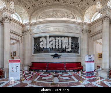 Paris, 24. April 2025: Blick auf den Salon Casimir-Perier und die Bronze zum hundertsten Jahrestag der Revolution von Aimé-Jules Dalou im Norden Stockfoto