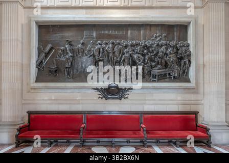 Paris, 24. April 2025: Blick auf den Salon Casimir-Perier und die Bronze zum hundertsten Jahrestag der Revolution von Aimé-Jules Dalou im Norden Stockfoto