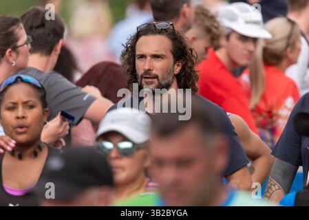 Tower Hill, London, Großbritannien. April 2025. Rund 56.000 Menschen nehmen am TCS London Marathon 2025 Teil, darunter die weltbesten Elite-Läufer und Rollstuhlsportler. Die Massen von Club- und Spaßläufern folgen ihnen. Joe Wicks Stockfoto