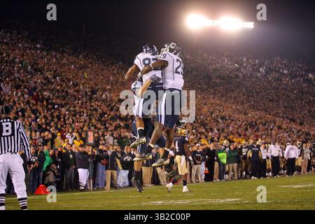 21. November 2009: Spieler aus Connecticut feiern einen ÜberstundenTouchdown während eines NCAA-Fußballspiels zwischen der University of Connecticut Huskies und der University of Notre Dame Fighting Irish im Notre Dame Stadium in South Bend, Indiana, der von den Huskies in doppelten Überstunden von 33 bis 30 gewonnen wurde. (Bild: © Dennis Wierzbicki/Cal Sport Media/ZUMApress.com)(Credit: © Dennis Wierzbicki/Cal Sport Media) Stockfoto