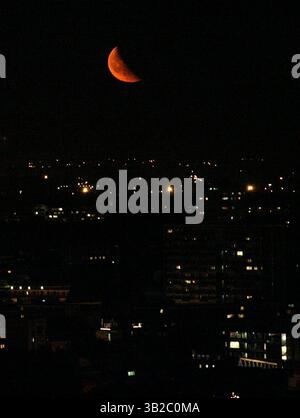 12. September 2009 - London, England, Vereinigtes Königreich - der Mond steigt über London, England, 12. September 2009. (Kreditbild: © Amiran White/ZUMA Press) Stockfoto