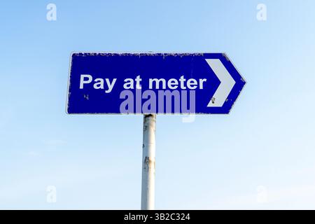 Zahlen Sie am Parkplatzschild Stockfoto