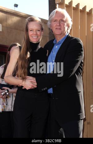 Dezember 2009 – Hollywood, Kalifornien, USA – Regisseur James Cameron und seine Frau Suzy Amis als Star on Walk of Fame. (Foto: © Lisa O'Connor/ZUMA Press) Stockfoto