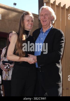 Dezember 2009 – Hollywood, Kalifornien, USA – Regisseur James Cameron und seine Frau Suzy Amis als Star on Walk of Fame. (Foto: © Lisa O'Connor/ZUMA Press) Stockfoto