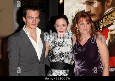 3. Dezember 2009 – Los Angeles, Kalifornien, USA – Schauspieler RUPERT FRIEND, Schauspielerin EMILY BLUNT und Produzentin SARAH FERGUSON kommen zur „Young Victoria“-Premiere im Pacific Grove Theater. (Foto: © Lisa O'Connor/ZUMA Press) Stockfoto