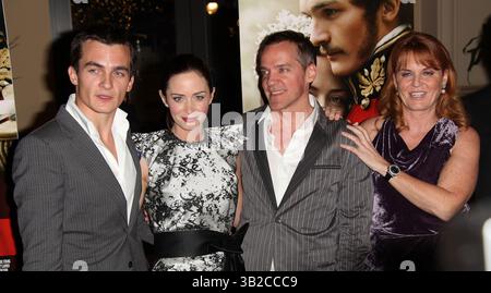 3. Dezember 2009 – Los Angeles, Kalifornien, USA – Schauspieler RUPERT FRIEND, Schauspielerin EMILY BLUNT, Regisseur JEAN-MARE VALLEE und Produzentin SARAH FERGUSON kommen zur US-Premiere „Young Victoria“ im Pacific Grove Theater. (Foto: © Lisa O'Connor/ZUMA Press) Stockfoto