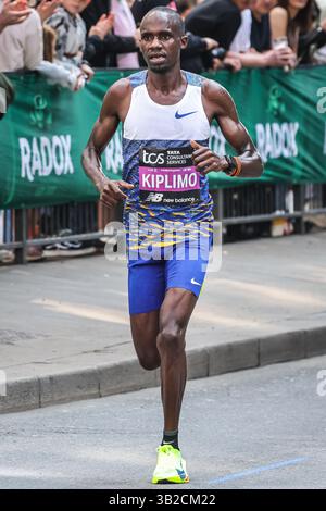 London, Großbritannien. April 2025. Jacob Kiplimo, Uganda, wurde später 2. Platz in seinem Marathon-Debüt. Die Elite Men-Läufer kommen beim London Marathon 2025 auf der Meile 23 in der Nähe der London Bridge durch. Quelle: Imageplotter/Alamy Live News Stockfoto