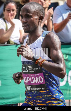 London, Großbritannien. April 2025. Jacob Kiplimo, Uganda, wurde später 2. Platz in seinem Marathon-Debüt. Die Elite Men-Läufer kommen beim London Marathon 2025 auf der Meile 23 in der Nähe der London Bridge durch. Quelle: Imageplotter/Alamy Live News Stockfoto