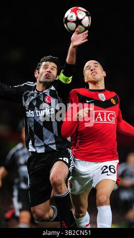 November 2009 - Vereinigtes Königreich - 25. November 2009 - -, - - Ibrahim Uzulmez aus Besiktas und Gabriel Obertan aus Manchester United..UEFA Champions League Group B..Manchester United vs. Besiktas..25. November 2009.(Credit Image: â© Simon Bellis/Sportimage/Cal Sport Media/ZUMAPRESS.com)(Credit Bild: © Simon Bellis/Cal Sport Media/ZUMApress.com) Stockfoto