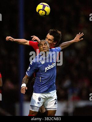 29. November 2009 - Vereinigtes Königreich - 28. November 2009 - Kevin-Prince Boateng aus Portsmouth und Gary Neville aus Manchester United springen um den Ball..Barclays Premier League..Portsmouth vs Manchester United..28. November 2009.(Credit Image: â© Jake Badger/Sportimage/Cal Sport Media/ZUMAPRESS.com)(Credit Bild: © Jake Badger/Cal Sport Media/ZUMApress.com) Stockfoto
