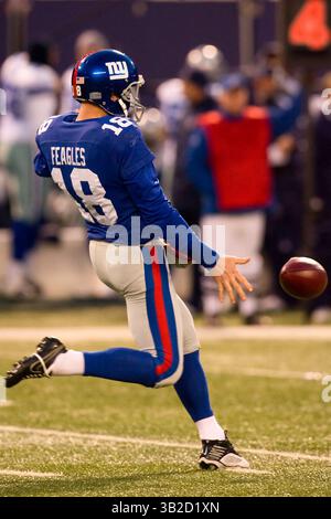 6. Dezember 2009 – East Rutherford, New Jersey, USA – 6. Dezember 2009: Jeff Feagles (18) mit einem Punt-Versuch zwischen den Dallas Cowboys und den New York Giants im Giants Stadium in East Rutherford, New Jersey. The Giants Beat the Cowboys, 31-24.(Bild: © Chris Szagola/Cal Sport Media/ZUMApress.com) Stockfoto