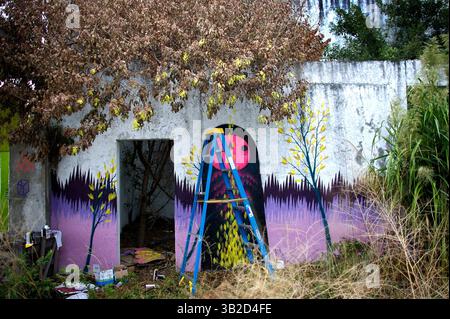 Dezember 2009 - Miami, Florida, USA - Ironlak ist offizieller Sponsor des Primary Flight 2009 auf der Art Basel in Miami. Seit seiner Gründung im Jahr 2007 veranstaltete Primary Flight jedes Jahr während der Art Basel standortspezifische Projekte für Wandgemälde und Performances im Wynwood Art District von Miami. Dieses globale Kunst- und Community-Kollektivprojekt kombiniert eine internationale Auswahl an Top-Galerien mit einem spannenden Programm von Straßenausstellungen, Partys und Crossover-Veranstaltungen mit Musik, Film, Architektur und Design. Die jährliche Veranstaltung von Primary Flight in Wynwood ist die weltweit größte Multi-Veranstaltung Stockfoto