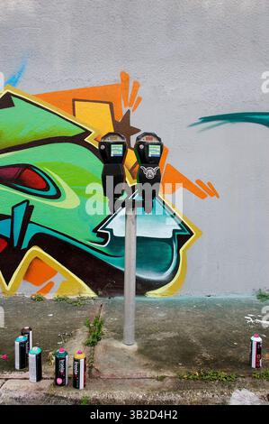 Dezember 2009 - Miami, Florida, USA - Ironlak ist offizieller Sponsor des Primary Flight 2009 auf der Art Basel in Miami. Seit seiner Gründung im Jahr 2007 veranstaltete Primary Flight jedes Jahr während der Art Basel standortspezifische Projekte für Wandgemälde und Performances im Wynwood Art District von Miami. Dieses globale Kunst- und Community-Kollektivprojekt kombiniert eine internationale Auswahl an Top-Galerien mit einem spannenden Programm von Straßenausstellungen, Partys und Crossover-Veranstaltungen mit Musik, Film, Architektur und Design. Die jährliche Veranstaltung von Primary Flight in Wynwood ist die weltweit größte Multi-Veranstaltung Stockfoto