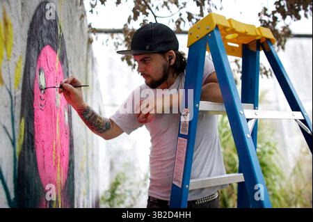 Dezember 2009 - Miami, Florida, USA - Ironlak ist offizieller Sponsor des Primary Flight 2009 auf der Art Basel in Miami. Seit seiner Gründung im Jahr 2007 veranstaltete Primary Flight jedes Jahr während der Art Basel standortspezifische Projekte für Wandgemälde und Performances im Wynwood Art District von Miami. Dieses globale Kunst- und Community-Kollektivprojekt kombiniert eine internationale Auswahl an Top-Galerien mit einem spannenden Programm von Straßenausstellungen, Partys und Crossover-Veranstaltungen mit Musik, Film, Architektur und Design. Die jährliche Veranstaltung von Primary Flight in Wynwood ist die weltweit größte Multi-Veranstaltung Stockfoto