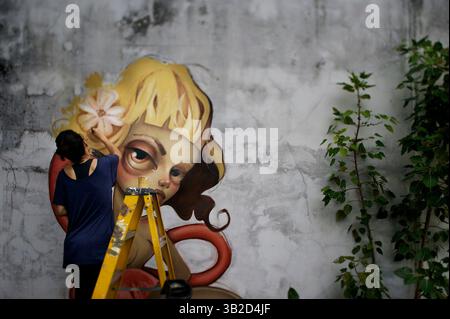 Dezember 2009 - Miami, Florida, USA - Ironlak ist offizieller Sponsor des Primary Flight 2009 auf der Art Basel in Miami. Seit seiner Gründung im Jahr 2007 veranstaltete Primary Flight jedes Jahr während der Art Basel standortspezifische Projekte für Wandgemälde und Performances im Wynwood Art District von Miami. Dieses globale Kunst- und Community-Kollektivprojekt kombiniert eine internationale Auswahl an Top-Galerien mit einem spannenden Programm von Straßenausstellungen, Partys und Crossover-Veranstaltungen mit Musik, Film, Architektur und Design. Die jährliche Veranstaltung von Primary Flight in Wynwood ist die weltweit größte Multi-Veranstaltung Stockfoto