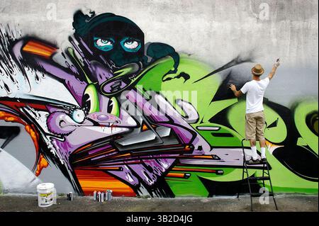 Dezember 2009 - Miami, Florida, USA - Ironlak ist offizieller Sponsor des Primary Flight 2009 auf der Art Basel in Miami. Seit seiner Gründung im Jahr 2007 veranstaltete Primary Flight jedes Jahr während der Art Basel standortspezifische Projekte für Wandgemälde und Performances im Wynwood Art District von Miami. Dieses globale Kunst- und Community-Kollektivprojekt kombiniert eine internationale Auswahl an Top-Galerien mit einem spannenden Programm von Straßenausstellungen, Partys und Crossover-Veranstaltungen mit Musik, Film, Architektur und Design. Die jährliche Veranstaltung von Primary Flight in Wynwood ist die weltweit größte Multi-Veranstaltung Stockfoto