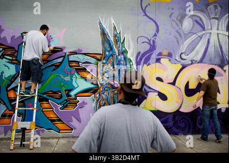 Dezember 2009 - Miami, Florida, USA - Ironlak ist offizieller Sponsor des Primary Flight 2009 auf der Art Basel in Miami. Seit seiner Gründung im Jahr 2007 veranstaltete Primary Flight jedes Jahr während der Art Basel standortspezifische Projekte für Wandgemälde und Performances im Wynwood Art District von Miami. Dieses globale Kunst- und Community-Kollektivprojekt kombiniert eine internationale Auswahl an Top-Galerien mit einem spannenden Programm von Straßenausstellungen, Partys und Crossover-Veranstaltungen mit Musik, Film, Architektur und Design. Die jährliche Veranstaltung von Primary Flight in Wynwood ist die weltweit größte Multi-Veranstaltung Stockfoto