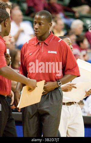 26. November 2009: Orlando, FL, Vereinigte Staaten von Amerika - 26. November 2009: Alabama-Cheftrainer Anthony Grant während der Action beim Old Spice Classic Between Univ. Alabama Crimson Tide und die Baylor Bears. Alabama besiegte Baylor 79-76 im Disney Wide World of Sports Milk House in Lake Buena Vista, FL. (Bild: © Romeo Guzman/Cal Sport Media/ZUMApress.com) Stockfoto