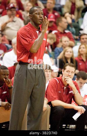 26. November 2009: Orlando, FL, Vereinigte Staaten von Amerika - 26. November 2009: Alabama-Cheftrainer Anthony Grant während der Action beim Old Spice Classic Between Univ. Alabama Crimson Tide und die Baylor Bears. Alabama besiegte Baylor 79-76 im Disney Wide World of Sports Milk House in Lake Buena Vista, FL. (Bild: © Romeo Guzman/Cal Sport Media/ZUMApress.com) Stockfoto