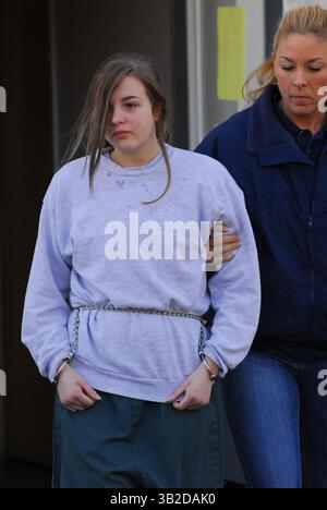 3. Februar 2010 - Placerville, Kalifornien, USA - TYLAR WITT, das 15-jährige Mädchen, das angeklagt wurde, mit ihrem Freund zusammengearbeitet zu haben, um ihre Mutter zu ermorden, wird sich wegen Wahnsinns für nicht schuldig erklären. ABBILDUNG: 24. November 2009 – Placerville, Kalifornien, USA – TYLAR WITT, 15, verlässt den Gerichtssaal, nachdem ein Richter aus El Dorado County entschieden hatte, dass sie als Erwachsene angeklagt wird. (Bild: © Pat Dollins/Mountain Democrat/ZUMA Press) Stockfoto