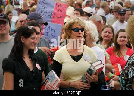 November 2009 - Brooksville, FL, USA - MAURICE RIVENBARK | Times. OT 315126 rive PALIN (24.11.2009, DIE DÖRFER) Rachel Quinn, 32 Jahre alt, und ihre Mutter Sherry, warten in der Schlange, bevor sie ein Sarah Palin Buch signieren. Sie kamen am Montagabend um 21 Uhr an und schliefen im Auto, um sicher zu gehen, dass sie einen Platz bekommen. Etwa 700 Menschen warteten im Barnes & Noble in den Dörfern, einige über Nacht, auf die Chance, Sarah Palin in ihr neues Buch Going Rogue unterschreiben zu lassen. (Kreditbild: © St. Petersburg Times/ZUMApress.com) Stockfoto