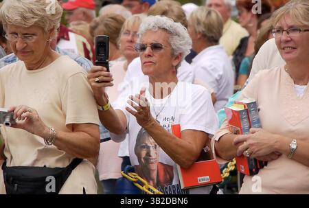 November 2009 - Brooksville, FL, USA - MAURICE RIVENBARK | Times. OT 315126 rive PALIN (24.11.2009, THE VILLAGES) Maryanne Lane, 67, macht ein Foto, als Sarah Palin von Fox News interviewt wurde. Etwa 700 Menschen warteten im Barnes & Noble in den Dörfern, einige über Nacht, auf die Chance, Sarah Palin in ihr neues Buch Going Rogue unterschreiben zu lassen. [Maurice Rivenbark, Times] (Bild: © St. Petersburg Times/ZUMApress.com) Stockfoto